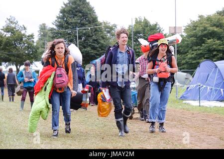 Malmesbury, Wiltshire. Il 27 luglio 2017. I frequentatori di festival di arrivare in alta spiriti e desiderosi di impostare il campo per la trentacinquesima mondo della musica e della danza festival tenutosi in splendidi giardini del Charlton Park Station Wagon. Credito: Wayne Farrell/Alamy Live News Foto Stock