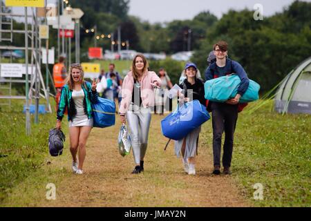 Malmesbury, Wiltshire. Il 27 luglio 2017. I frequentatori di festival di arrivare in alta spiriti e desiderosi di impostare il campo per la trentacinquesima mondo della musica e della danza festival tenutosi in splendidi giardini del Charlton Park Station Wagon. Credito: Wayne Farrell/Alamy Live News Foto Stock