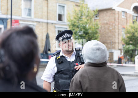 Londra, Regno Unito. 27 Luglio, 2017. Stoke Newington Church Street e altre strade chiuso dalla polizia nei pressi di Abney Park Cemetery a seguito di segnalazioni di pugnalare. Carol credito moiré/Alamy Live News. Foto Stock