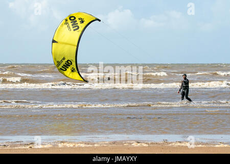 Southport, Merseyside, 27 luglio 2017. Regno Unito Meteo. Un piuttosto fredda e ma molto blustery giorno sulla costa nord ovest dell'Inghilterra non smette di kite surfers da strappando la marea a Southport nel Merseyside. Credito: Cernan Elias/Alamy Live News Foto Stock