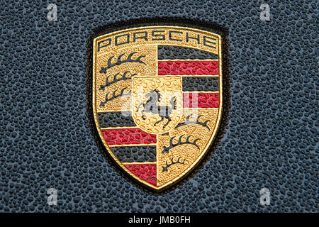 FILE - un file immagine datata 03 novembre 2015 mostra la Porsche logo sul piovuto-sul cofano di una Porsche Cayenne a Stuttgart, Germania. Foto: Wolfram Kastl/dpa Foto Stock