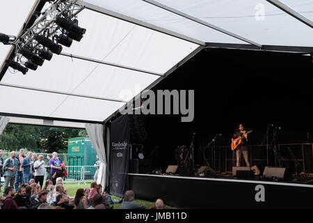 Cambridge, Regno Unito. 27 Luglio, 2017 musicista e cantante Nikhil D'Souza suona presso il Festival del Folk di Cambridge 2017. Richard Etteridge / Alamy Live News Foto Stock