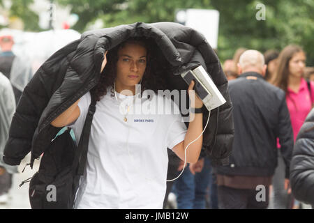 Londra, Regno Unito. 27 Luglio, 2017. I pedoni a ovest di Londra vengono catturati con scrosci di pioggia in un giorno di condizioni atmosferiche variabili nella capitale Credito: amer ghazzal/Alamy Live News Foto Stock