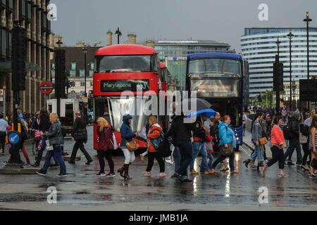 Londra, Regno Unito. 27 Luglio, 2017. Heavy Rain shower in piazza del Parlamento. Credito: claire doherty/Alamy Live News Foto Stock