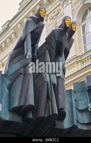 Scultura sulla costruzione della Nazionale Lituana Teatro di Vilnius Foto Stock