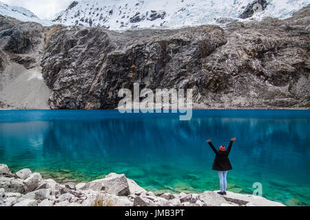 Ragazza alla Laguna 69 con le braccia tese tenendo nel bellissimo paesaggio! Foto Stock