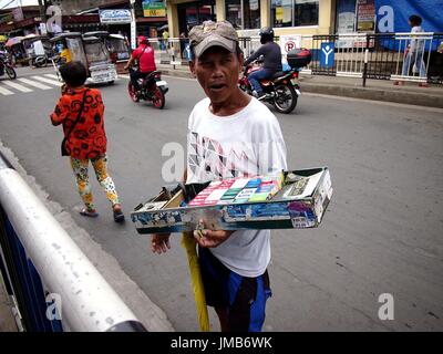 ANTIPOLO City, Filippine - 19 luglio 2017: un uomo vende sigarette, caramelle e snack di oggetti lungo una strada di Antipolo City. Foto Stock