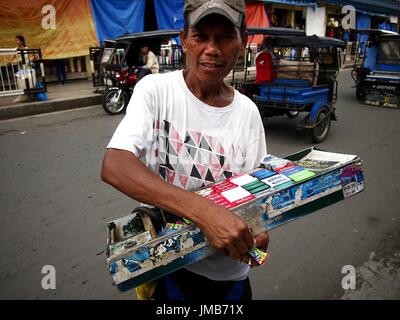 ANTIPOLO City, Filippine - 19 luglio 2017: un uomo vende sigarette, caramelle e snack di oggetti lungo una strada di Antipolo City. Foto Stock