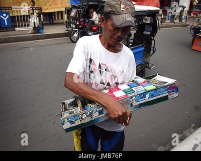 ANTIPOLO City, Filippine - 19 luglio 2017: un uomo vende sigarette, caramelle e snack di oggetti lungo una strada di Antipolo City. Foto Stock