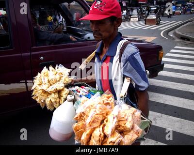 ANTIPOLO City, Filippine - 19 luglio 2017: un uomo vende sigarette, caramelle e snack di oggetti lungo una strada di Antipolo City. Foto Stock