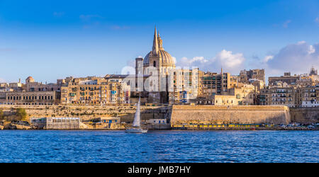 La Valletta, Malta - vista panoramica di San Paolo la cattedrale e le antiche mura della Valletta con barche a vela di mattina Foto Stock