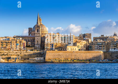 La Valletta, Malta - il bellissimo San Paolo la cattedrale e le antiche mura della valletta di mattina con cielo blu chiaro Foto Stock