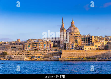 La Valletta, Malta - il bellissimo San Paolo la cattedrale e le antiche mura della valletta di mattina con cielo blu chiaro Foto Stock