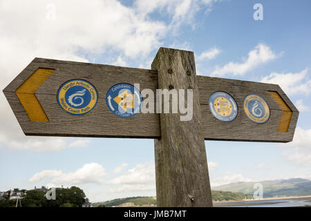 Un Wales coast Path / sentiero waymarker segno Foto Stock