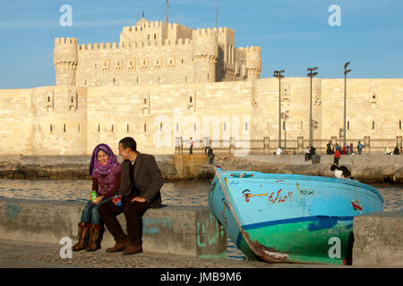 Aegypten ha, Alessandria, Paar kleinen am Hafen vor dem Fort Kait Bey Foto Stock