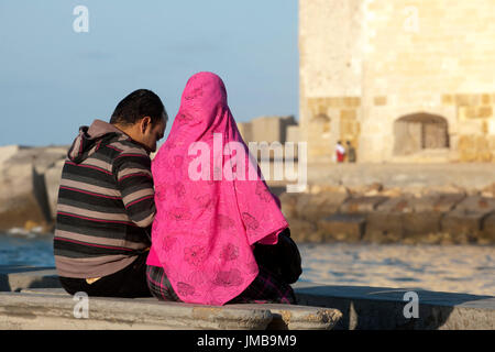 Aegypten ha, Alessandria, Paar kleinen am Hafen vor dem Fort Kait Bey Foto Stock