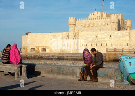 Aegypten ha, Alessandria, Paare am kleinen Hafen vor dem Fort Kait Bey Foto Stock