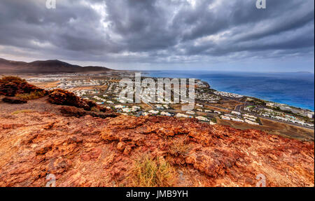 La Playa Blanca dal vulcano Montana Roja in Lanzarote Foto Stock