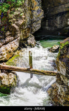 Il fiume selvaggio che fluisce attraverso il Breitachklamm Gorge Foto Stock