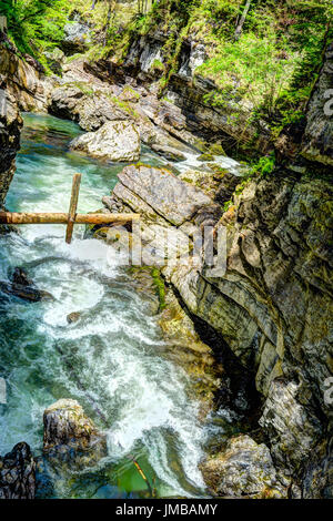 Il fiume selvaggio che fluisce attraverso il Breitachklamm Gorge Foto Stock