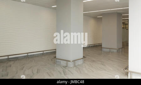 Ufficio bianco interno con scrivania, computer, sedia e tappeto di pattern  Foto stock - Alamy