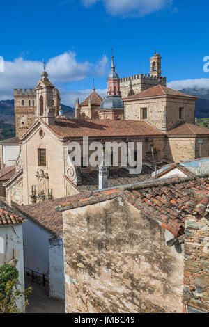 Vista del palazzo storico dei tetti della città di Guadalupe, Caceres, Estremadura, Spagna Foto Stock