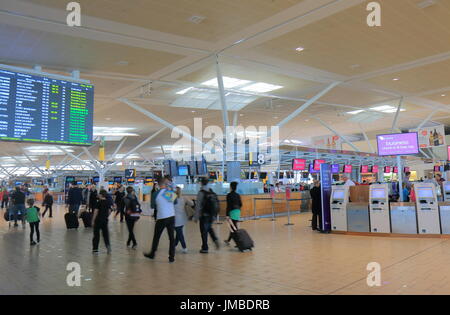 Persone di viaggio presso l'aeroporto internazionale di Brisbane a Brisbane in Australia. Foto Stock