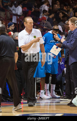 Head Coach rick barry porci a sfera passi sulla corte rivolta riconoscendo michael rapaport prima del gioco #1 contro la grande potenza3 settimana 5 3-in-3 torneo uic pavilion luglio 23,2017 chicago, illinois. Foto Stock