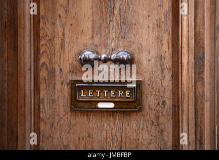 Primo piano della bella porta di legno con slot di caricamento Foto Stock