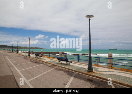 Vuoto spiaggia di El Sardinero promenade, a Santander, Cantabria, SPAGNA Foto Stock