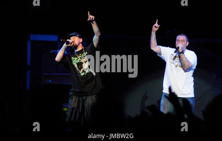 Hip hop artista Paul wall,'al popolo la champ' skinhead rob aston esegue sul palco durante il fall out boy Honda Civic Tour spettacolo finale svoltasi honda center anaheim,ca Foto Stock