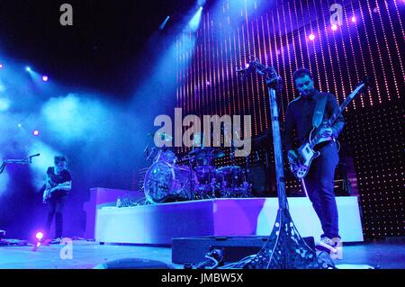 (L-R) Matthew Bellamy, Dominic Howard, Christopher Wolstenholme Muse esegue 2007 KROQ quasi Acoustic Natale Gibson Ampitheater Universal City. Foto Stock