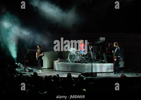 (L-R) Matthew Bellamy, Dominic Howard, Christopher Wolstenholme Muse esegue 2007 KROQ quasi Acoustic Natale Gibson Ampitheater Universal City. Foto Stock