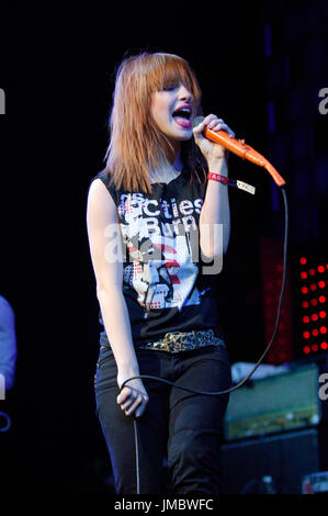 Hayley williams paramore esecuzione 2007 kroq quasi Natale acustica gibson anfiteatro città universale,ca. Foto Stock