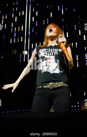 Hayley williams paramore esecuzione 2007 kroq quasi Natale acustica gibson anfiteatro città universale,ca. Foto Stock