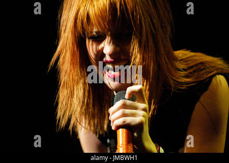 Hayley williams paramore esecuzione 2007 kroq quasi Natale acustica gibson anfiteatro città universale,ca. Foto Stock