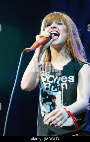 Hayley williams paramore esecuzione 2007 kroq quasi Natale acustica gibson anfiteatro città universale,ca. Foto Stock