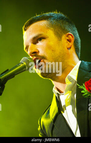 Brandon Flowers Killers esegue 2007 KROQ quasi Acoustic Natale Gibson Ampitheater Universal City. Foto Stock