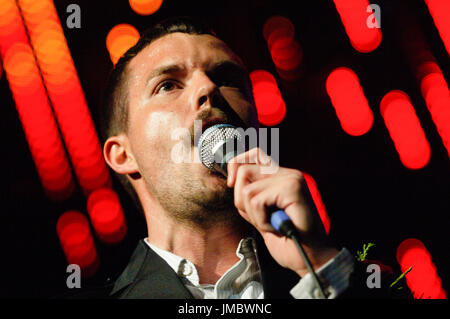 Brandon Flowers Killers esegue 2007 KROQ quasi Acoustic Natale Gibson Ampitheater Universal City. Foto Stock