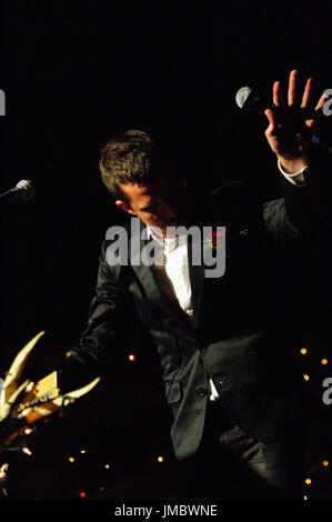 Brandon Flowers Killers esegue 2007 KROQ quasi Acoustic Natale Gibson Ampitheater Universal City. Foto Stock