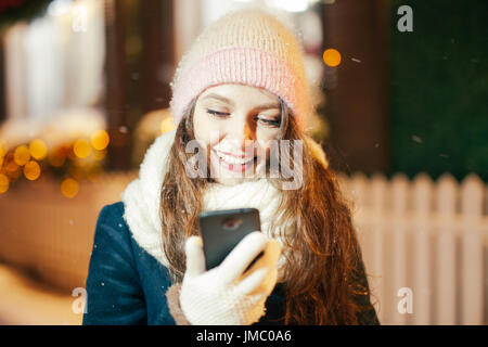 Energy-riempimento e eccitante weekend invernale in montagna. Ritratto di giovane donna prendendo selfie all'aperto tra montagne innevate Foto Stock