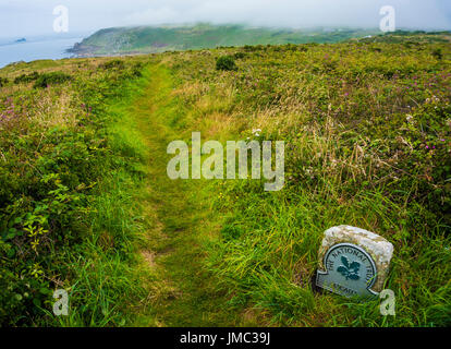 Ampia angolazione del paese e il paesaggio della costa con il National Trust escalls segno, Cornwall, Inghilterra Foto Stock