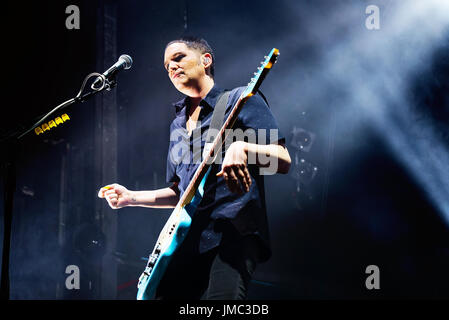 Barcellona - Apr 27: Stefan Olsdal, il chitarrista e il bassista di placebo (musica rock alternativa band) esegue in concerto a Razzmatazz tappa del 27 aprile Foto Stock