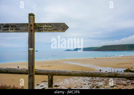 Coast path segno sulla spiaggia - sentiero pubblico a Lands End, Cornovaglia, Inghilterra, Regno Unito Foto Stock