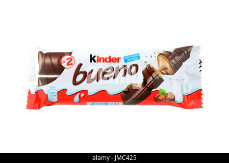 Un Kinder Bueno barra di cioccolato isolato su sfondo bianco. Foto Stock