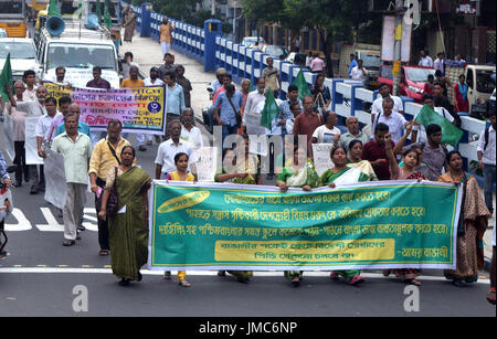 Kolkata, India. 26 Luglio, 2017. Amra Bangali un attivista bengalese gruppo detiene un rally impegnativo arresto di Gorkha Jana leader Mukti Bimal Gurung. Credito: Saikat Paolo/Pacific Press/Alamy Live News Foto Stock