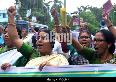 Kolkata, India. 26 Luglio, 2017. Amra Bangali un attivista bengalese gruppo detiene un rally impegnativo arresto di Gorkha Jana leader Mukti Bimal Gurung. Credito: Saikat Paolo/Pacific Press/Alamy Live News Foto Stock