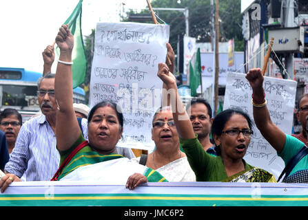 Kolkata, India. 26 Luglio, 2017. Amra Bangali un attivista bengalese gruppo detiene un rally impegnativo arresto di Gorkha Jana leader Mukti Bimal Gurung. Credito: Saikat Paolo/Pacific Press/Alamy Live News Foto Stock