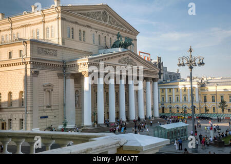 Vista inusuali dello Stato accademico Teatro Bolshoi di Russia e la Piazza del Teatro nel centro di Mosca, Russia Foto Stock