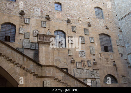 L'Italia, Firenze - 02 Ottobre 2016: vista del cortile interno muro nel Museo Nazionale del Bargello Il 02 ottobre 2016 a Firenze Italia Foto Stock